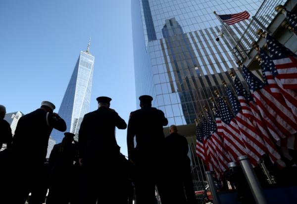 Des pompiers devant une caserne près du Mémorial du 11-Septembre, lors des cérémonies commémorant le 24ᵉ anniversaire des attentats du 11-Septembre à New York, le 11 septembre 2025