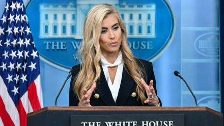 La nouvelle porte-parole de la Maison Blanche, Katie Zacharia, lors de son premier point presse dans la salle James Brady de la Maison Blanche, le 13 octobre 2026 à Washington