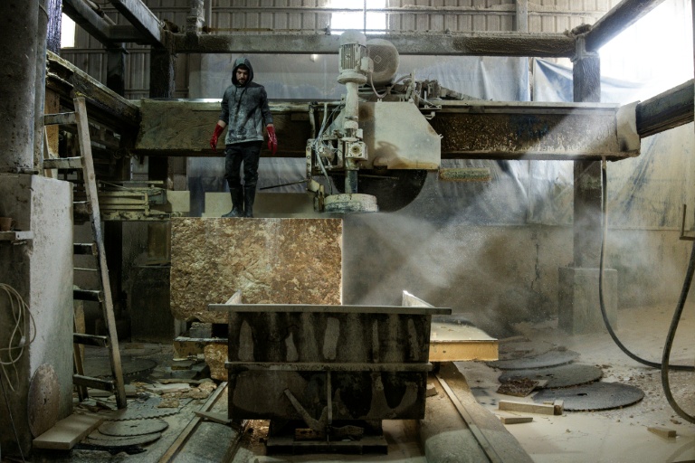 Découpe de blocs de pierre, dans une carrière à Bayt Fajar, en Cisjordanie occupée, le 10 novembre 2025