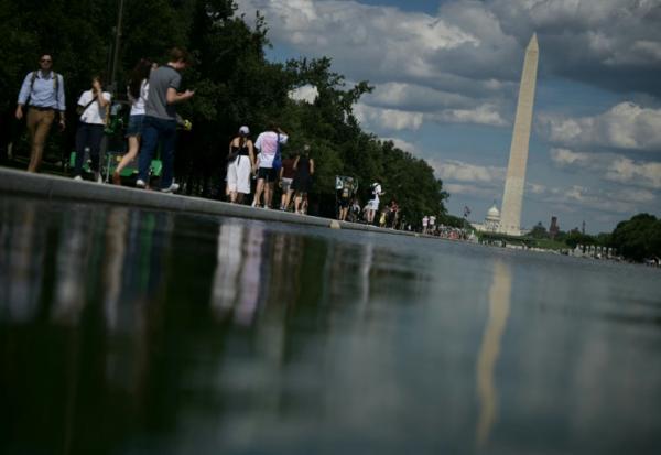 Des promeneurs longent le bassin réfléchissant du Lincoln Memorial après l'achèvement de travaux de rénovation, le 18 juin 2026 à Washington