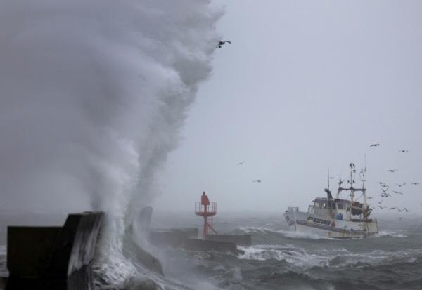Un bateau de pêche arrive au port de Plobannalec-Lesconil, alors que d'énormes vagues et des vents violents frappent la côte lors du passage de la tempête Benjamin, le 22 octobre 2025 dans le Finistère