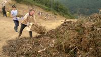 Des habitants réalisent des travaux de déboisement en prévision d'un possible arrivée du feu provenant de l'incendie du parc national des Picos de Europa, dans la ville de Riano, en Castille-et-León, en Espagne, le 18 août 2025