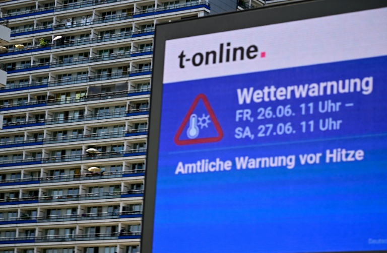 Un panneau d'information alerte sur la chaleur à Berlin, le 26 juin 2026 lors d'un épisode de canicule en Europe