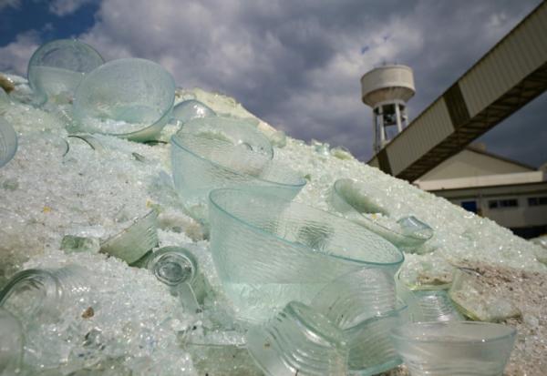 Recyclage du verre à l'usine Duralex de La Chapelle-Saint-Mesmin, près d'Orléans (Loiret) le 1er juillet 2021.