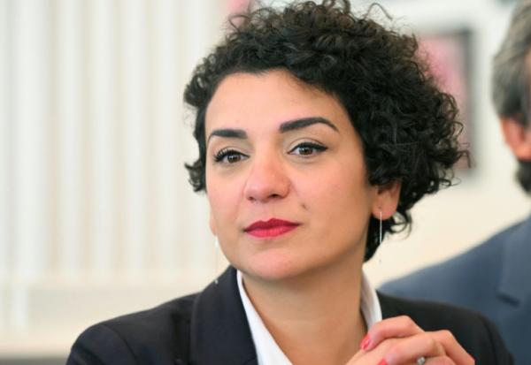 Lamia El Aaraje, alors conseillère municipale du 20e arrondissement de Paris, lors d'une conférence de presse à Paris, le 25 avril 2025