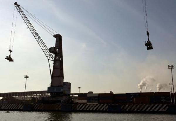 Une grue dans le port de marchandises de Lazaro Cardenas, dans l'Etat du Michoacan, dans l'ouest du Mexique, le 25 avril 2025