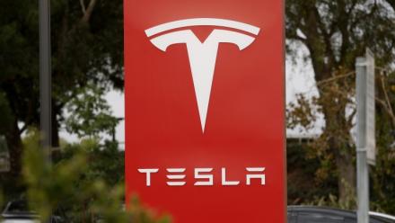Une affiche placée devant une concession Tesla, le 21 octobre 2026 à Santa Clarita, aux Etats-Unis