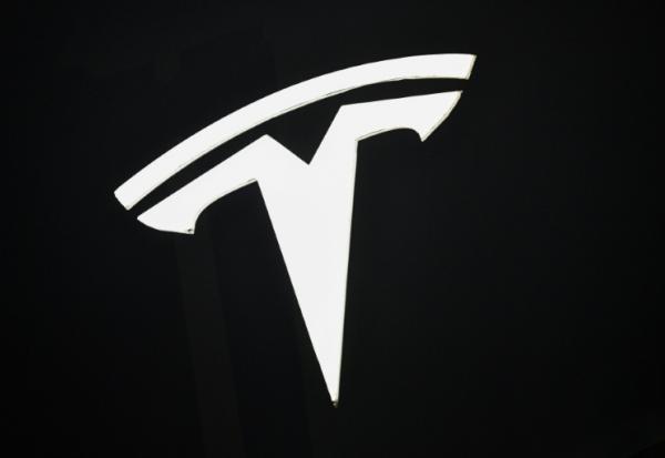 Le groupe américain Tesla, spécialiste des véhicules électriques, a subi une chute de 37% de son bénéfice net au troisième trimestre à 1,37 milliard de dollars, plombé par une hausse des dépenses opérationnelles et par les droits de douane
