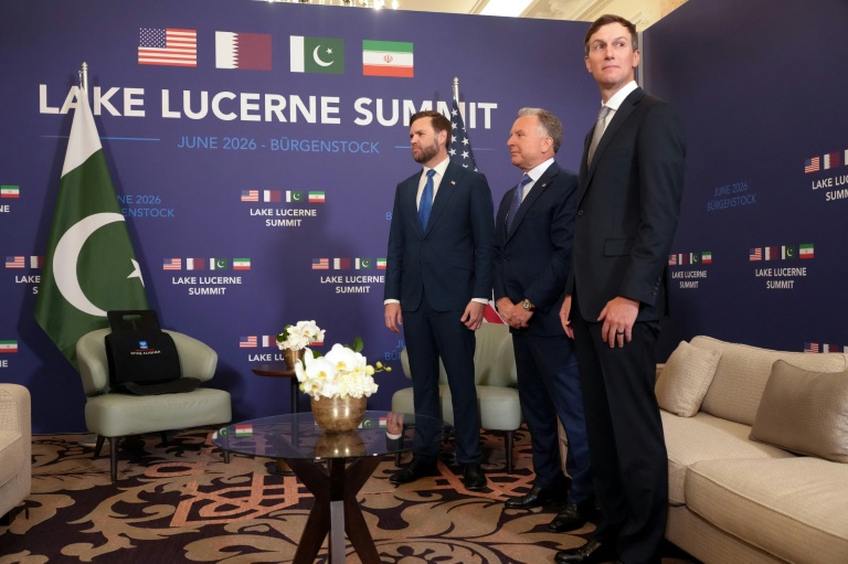 Le vice-président américain JD Vance (g) aux côtés de l'envoyé spécial Steve Witkoff (c) et de Jared Kushner, au complexe hôtelier de luxe Bürgenstock, le 21 juin 2026 en Suisse