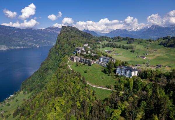 Vue aérienne du complexe hôtelier de luxe du Bürgenstock, surplombant le lac des Quatre-Cantons,  le 10 mai 2026 en Suisse