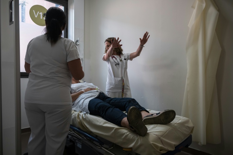 Une médecin évalue l'état d'une patiente souffrant des effets de la chaleur à l'hôpital de Purpan à Toulouse, lors d'un épisode de canicule en France, le 23 juin 2026