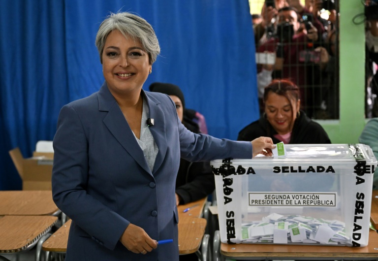 La candidate de gauche à la présidentielle du Chili, Jeannette Jara, dépose son bulletin de vote lors du second tour de l'élection présidentielle à Santiago, le 14 décembre 2025