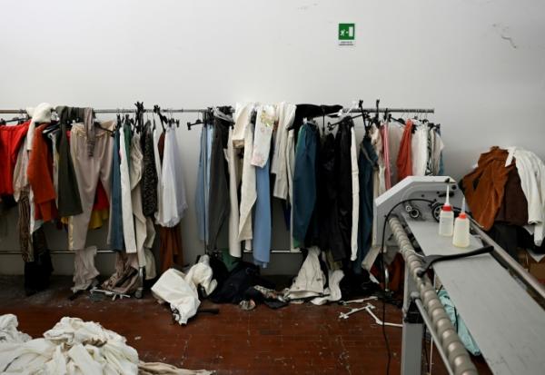 Une "guerre du cintre" fait rage dans cette ville située au nord de Florence, qui transforme le plus grand centre de fabrication de vêtements d'Europe, pilier du Made in Italy, en terrain de conflit entre groupes mafieux chinois rivaux
