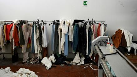 Une "guerre du cintre" fait rage dans cette ville située au nord de Florence, qui transforme le plus grand centre de fabrication de vêtements d'Europe, pilier du Made in Italy, en terrain de conflit entre groupes mafieux chinois rivaux