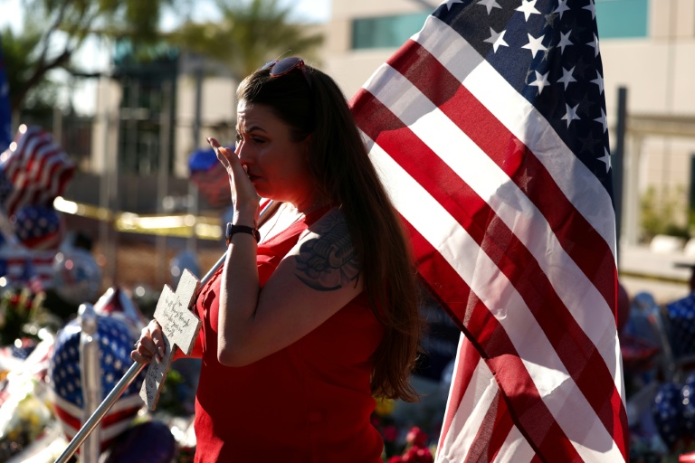 Une femme pleurant la mort de Charlie Kirk devant le siège de Turning Point USA à Phoenix, dans l'Arizona, le 12 septembre 2025