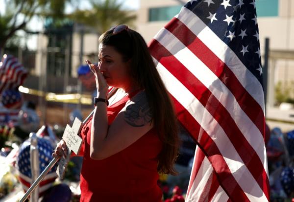 Une femme pleurant la mort de Charlie Kirk devant le siège de Turning Point USA à Phoenix, dans l'Arizona, le 12 septembre 2025