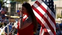 Une femme pleurant la mort de Charlie Kirk devant le siège de Turning Point USA à Phoenix, dans l'Arizona, le 12 septembre 2025