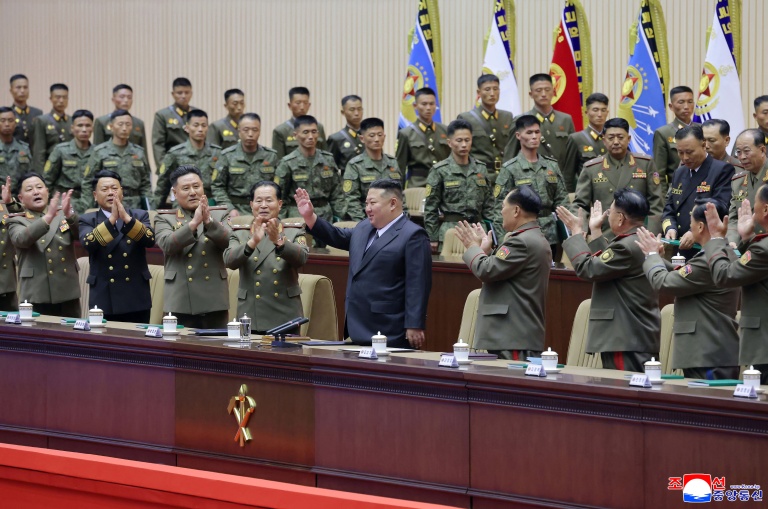 Cette photo, prise entre le 22 et le 23 octobre 2026 et diffusée le 24 octobre 2026 par l'agence de presse officielle nord-coréenne KCNA montre le dirigeant nord-coréen Kim Jong-un (c) lors d'une réunion de commandants de compagnie à Pyongyang