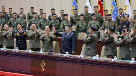 Cette photo, prise entre le 22 et le 23 octobre 2026 et diffusée le 24 octobre 2026 par l'agence de presse officielle nord-coréenne KCNA montre le dirigeant nord-coréen Kim Jong-un (c) lors d'une réunion de commandants de compagnie à Pyongyang