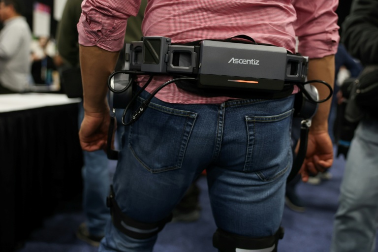 Un exosquelette développé par Ascentiz, une startup passée par Kickstarter, présenté au CES de Las Vegas le 4 janvier 2026, aux Etats-Unis