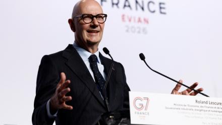 Le ministre français de l'Economie et des Finances, Roland Lescure, lors d'une conférence de presse en marge d'une réunion des Les ministres et banquiers centraux des pays du G7 le 19 mai 2026 à Paris 