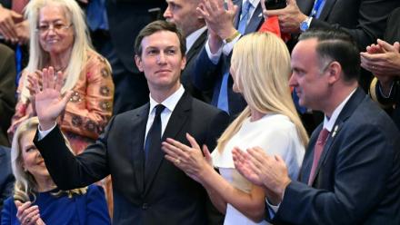 Le gendre du président américain Donald Trump, Jared Kushner (c,g) et Ivanka Trump à la Knesset, le  Parlement israélien, le 13 octobre 2025 à Jérusalem