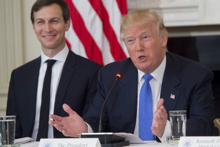 Le président américain Donald Trump (d) et son gendre Jared Kushner, à la Maison Blanche, le 23 février 2017 à Washington
