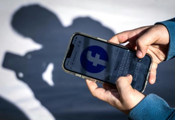 Le Canada veut fixer à 16 ans l'âge minimal pour créer des comptes sur les réseaux sociaux, emboîtant le pas à d'autres pays sur cette question, selon un projet de loi déposé mercredi
