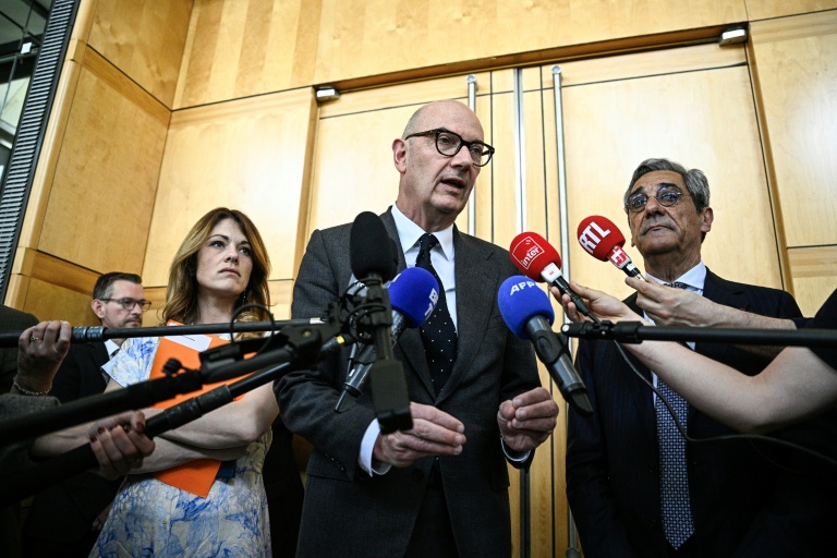 Le ministre de l'Economie Roland Lescure, entouré de la porte-parole du gouvernement et ministre déléguée à l'Energie Maud Bregeon et du ministre du Commerce et des PME Serge Papin, à Paris le 9 avril 2026