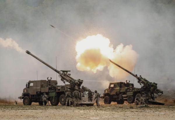 Les canons Caesar de KNDS lors de manoeuvres à Canjuers, dans le sud de la France, le 20 octobre 2025