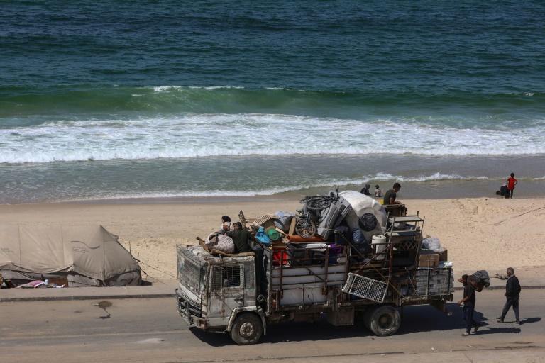 Des déplacés palestiniens à bord d'une camionnette à Nousseirat, le 2 octobre 2023