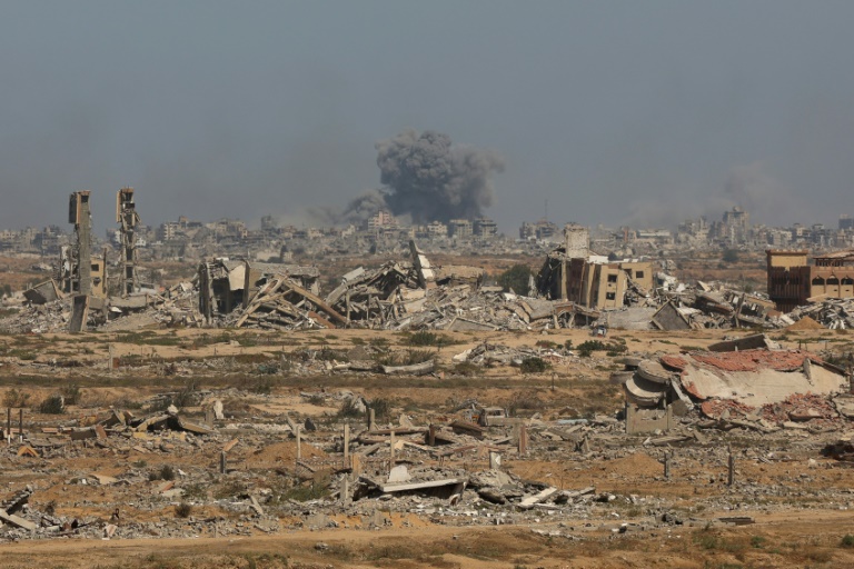 Une colonne de fumée s'élève au dessus de la ville de Gaza après une frappe israélienne, le 2 octobre 2025