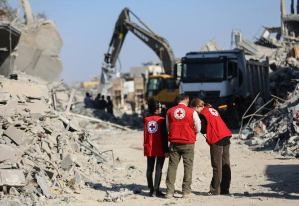 Une équipe de la Croix-Rouge dans les ruines du quartier d'al-Touffah, à Gaza-ville, le 27 octobre 2025