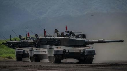 Des chars de combat des Forces terrestres d'autodéfense japonaises lors d'un exercice de tir réel dans la zone de manœuvre d'East Fuji, à Gotemba, le 27 mai 2023 au Japon