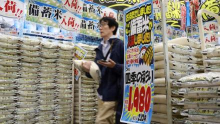 Un client passe devant des sacs de riz vendus par la chaîne de magasins discount Don Quijote à Tokyo, le 1er juin 2025