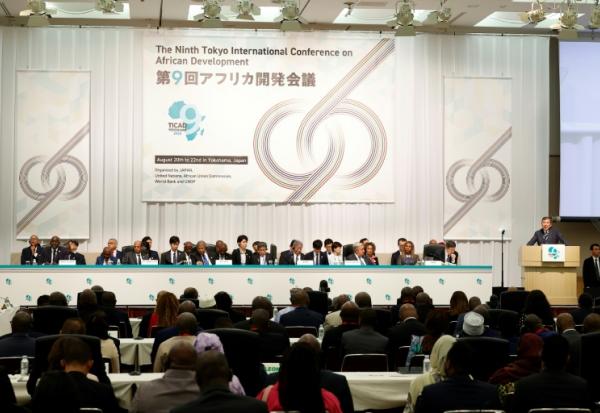 Le Premier ministre japonais Shigeru Ishiba (d) lors de la cérémonie d'ouverture de la 9e Conférence internationale de Tokyo sur le développement de l'Afrique à Pacifico Yokohama, près de Tokyo, le 20 août 2025