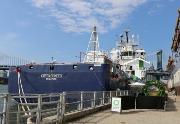 Le navire Green Pioneer amarré à Manhattan, à New York, le 23 septembre 2025