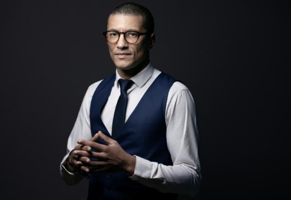 Le maire de Saint-Ouen, Karim Bouamrane, pose le 15 février 2024 dans son bureau à Saint-Ouen