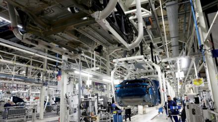 Ligne de production à l'usine Stellantis de Sochaux, dans le Doubs, le 3 octobre 2024.