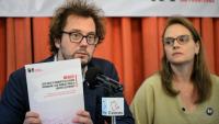 Le directeur général de Reporters sans frontières (RSF), Thibaut Bruttin (g), aux côtés de Bia Barbosa, directrice du plaidoyer de RSF pour l’Amérique latine, lors d’une conférence de presse à Mexico, le 22 octobre 2026