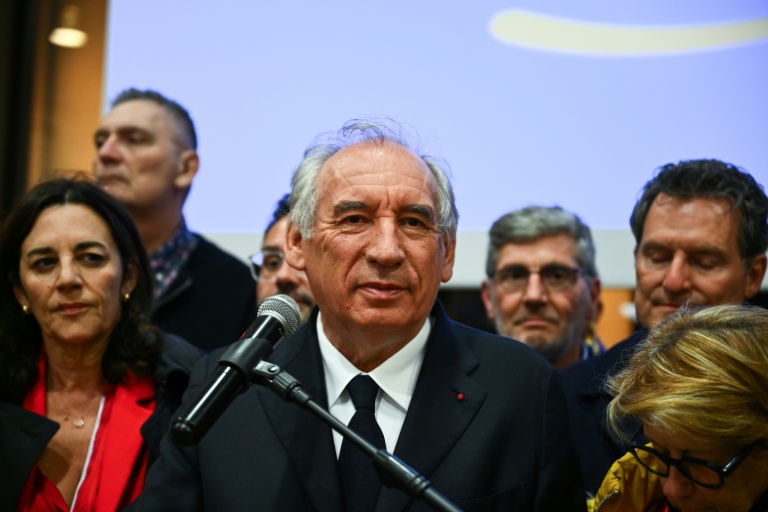 François Bayrou (c), maire sortant de Pau et candidat du Mouvement démocratique à sa réélection, après l'annonce des résultats du 2e tour des municipales, le 22 mars 2026 à Pau, dans les Pyrénées-Atlantiques