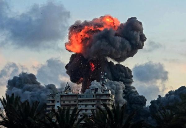 Une boule de feu au-dessus d'un bâtiment après une frappe aérienne israélienne à Tyr, dans le sud du Liban, le 28 mai 2026 
