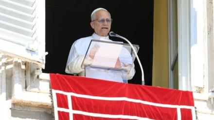 Photo transmise par les services du Vatican montrant le pape Léon XIV s'exprimant lors de la prière de l'Angélus, le 21 septembre 2025 au Vatican 