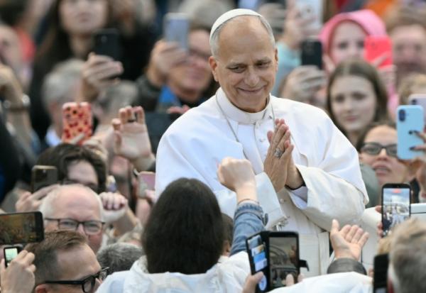 Le pape Léon XIV salue la foule lors de l’audience générale hebdomadaire, place Saint-Pierre, au Vatican, le 21 octobre 2026