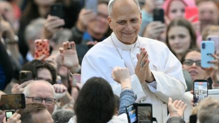 Le pape Léon XIV salue la foule lors de l’audience générale hebdomadaire, place Saint-Pierre, au Vatican, le 21 octobre 2026