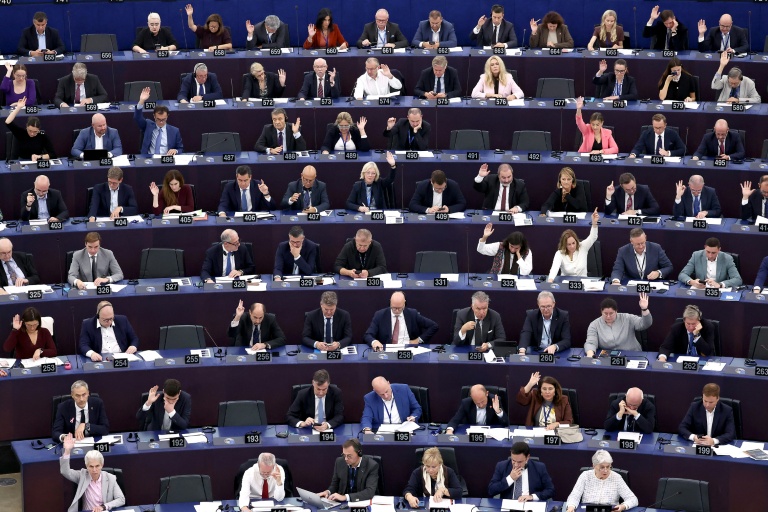Des membres du Parlement européen participent à un vote lors d'une session plénière à Strasbourg, le 8 octobre 2025