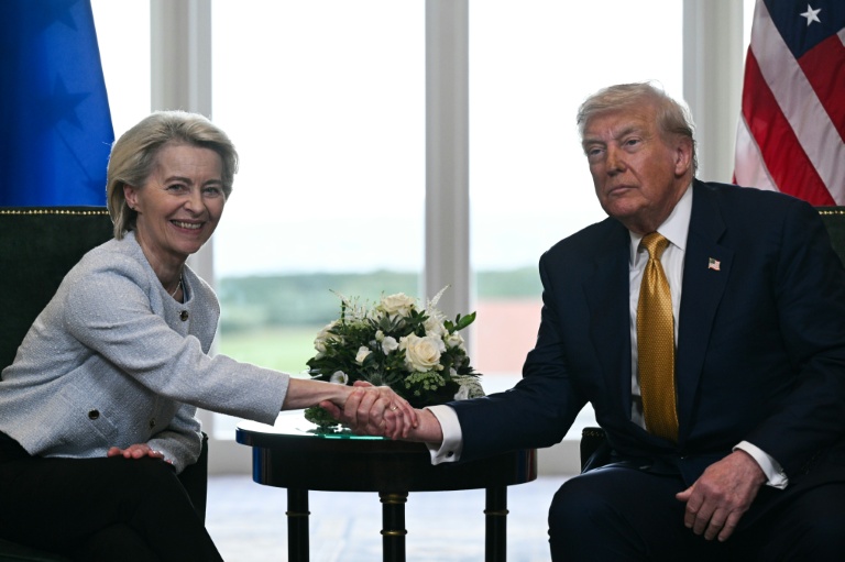 Le président américain Donald Trump serre la main de la présidente de la Commission européenne Ursula von der Leyen après la conclusion d'un accord commercial à l'issue de leur rencontre, à Turnberry, en l'Écosse, le 27 juillet 2025