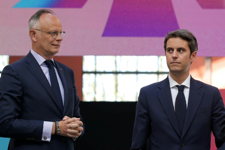 Le maire du Havre, Édouard Philippe (g), et le secrétaire général de Renaissance, Gabriel Attal, lors d'un rassemblement du parti Renaissance, à la Cité du Cinéma de Saint-Denis, au nord de Paris, le 6 avril 2025