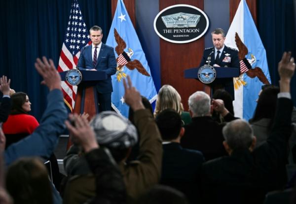 Le secrétaire américain à la Défense, Pete Hegseth (g), et le chef d'état-major interarmées, le général Dan Caine, lors d'une conférence de presse sur la guerre en Iran, au Pentagone à Washington, le 2 mars 2026