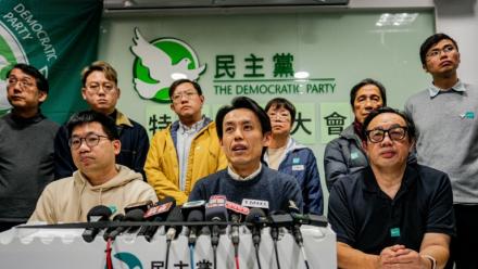 Lo Kin-hei (C), le dirigeant du Parti démocrate lors d’une conférence de presse, le 14 décembre 2025 à Hong Kong